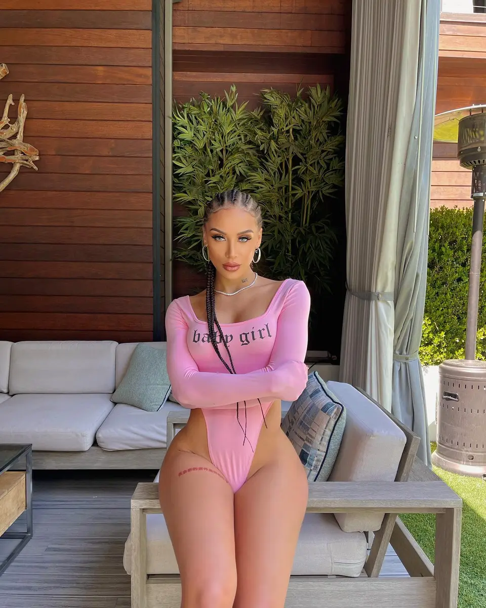 Olivia escort in Dubai